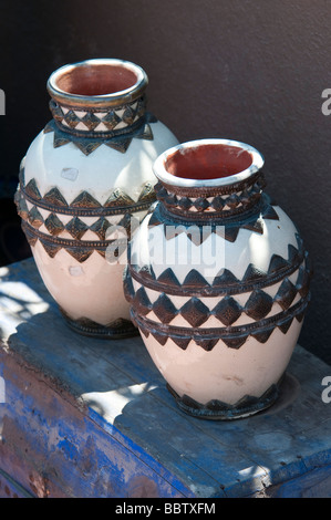 Vasi di ceramica in vendita in un mercato in stallo Djemaa el Fna a Marrakech quadrato Foto Stock