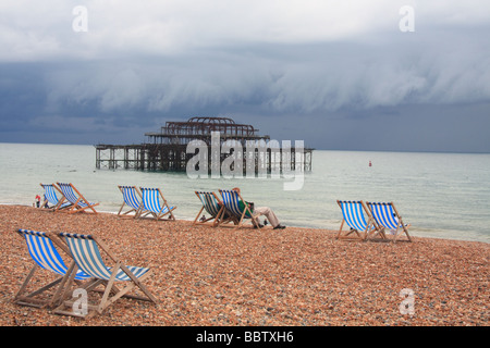 Guardando la tempesta in avvicinamento dalla spiaggia di Brighton, Inghilterra Foto Stock