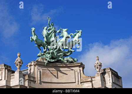 Il Grand Palais Recipon la statua in bronzo di battenti cavalli e carri, Parigi Foto Stock