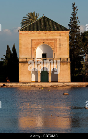 Il padiglione e il bacino di Giardini Menara a Marrakech in Marocco Foto Stock