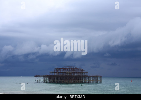 Stormclouds oltre il Molo Ovest di Brighton, Inghilterra Foto Stock