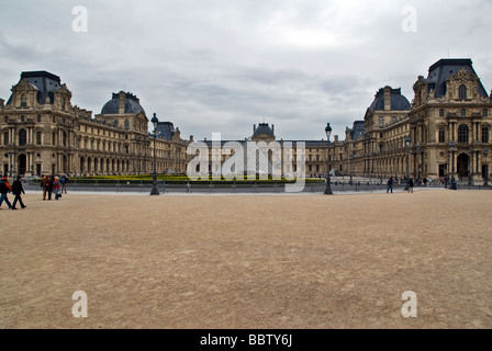 Francia Paris Musée du Louvre e dal Palais Royal edificio piramide di vetro Foto Stock