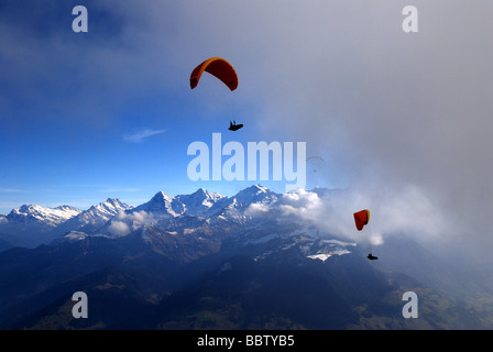 Parasailes sorvolano Alpi bernesi dal Monte Niesen, Svizzera Foto Stock