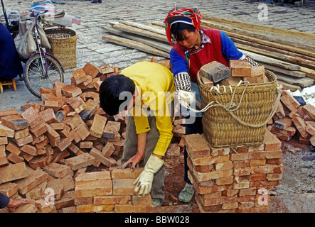 Il popolo cinese, uomo e donna, maschio e femmina lavoratori edili, lavoratori edili, la Città Vecchia di Lijiang, nella provincia dello Yunnan in Cina e Asia Foto Stock