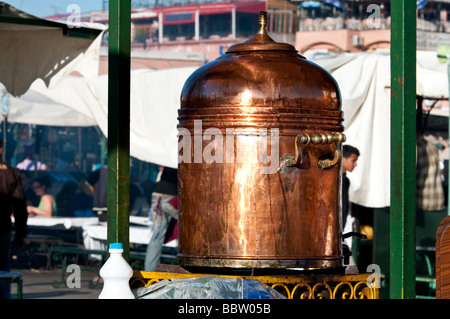 Un urna di rame di un tè speziato venditore nel mercato di Djemaa el Fna a Marrakech quadrato Foto Stock