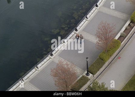 La gente camminare lungo la parete del mare in Vancouver, British Columbia, Canada Foto Stock