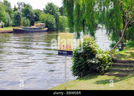 Agenti immobiliari segno sulla proprietà riverside Foto Stock