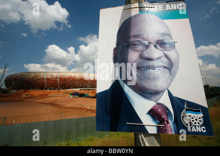 ANC manifesto politico la visualizzazione di Jacob Zuma in esecuzione fino al Sud Africa s Aprile 2009 elezione. Soccer City. Sud Africa Foto Stock