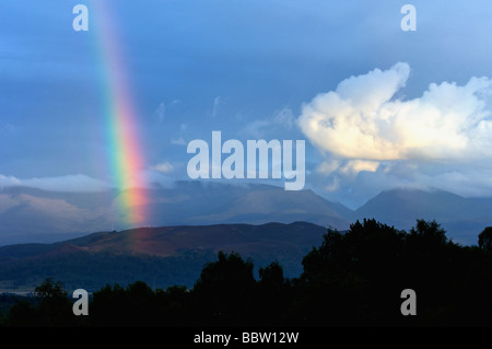 Rainbow over the Highlands near Aviemore Scotland Foto Stock