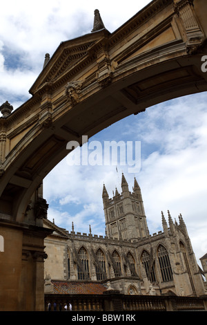 Vasca da bagno cattedrale, attraverso un arco di pietra. Foto Stock