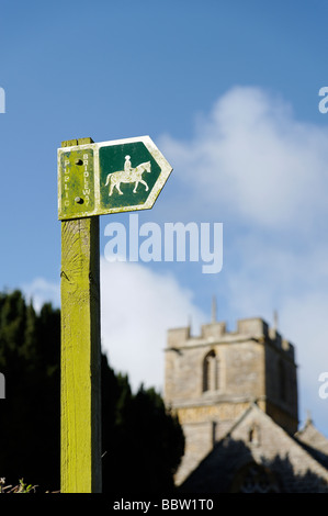 Pubblico segno bridleway con la chiesa del paese in zone rurali Dorset South West England Regno Unito Foto Stock