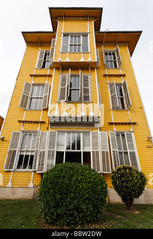 Ottomano tradizionale casa in legno con finestre a baia, dipinto di giallo, Sultanahmet, Istanbul, Turchia Foto Stock