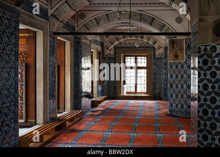 Ambulatorio in Ruestem Pasa moschea, decorazioni con piastrelle di Iznik, Eminoenue, Istanbul, Turchia Foto Stock