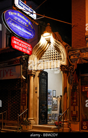 Ingresso al 300-anno-vecchio Cagaloglu Hamam, scena notturna, Sultanahmet, Istanbul, Turchia Foto Stock