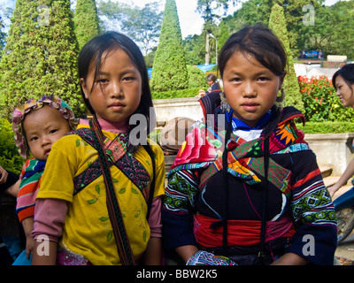 Due giovani ragazze Hmong con un bambino portando sulla sua schiena, SAPA, Vietnam JPH0204 Foto Stock