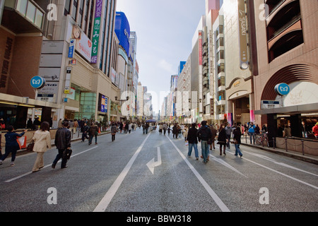 La gente camminare sulla strada nel marketplace Foto Stock