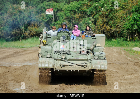 Serbatoio scuola di pilotaggio per i turisti, T55 serbatoio di recupero, Steinhoefel, Brandeburgo, Germania, Europa Foto Stock