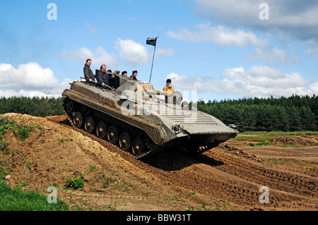 Serbatoio scuola di pilotaggio per i turisti, BMP veicolo blindato, Steinhoefel, Brandeburgo, Germania, Europa Foto Stock