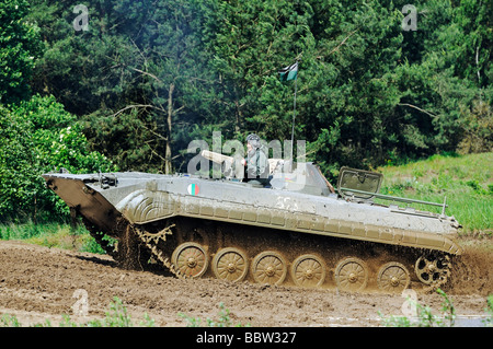 Serbatoio scuola di pilotaggio per i turisti, BMP veicolo blindato, Steinhoefel, Brandeburgo, Germania, Europa Foto Stock