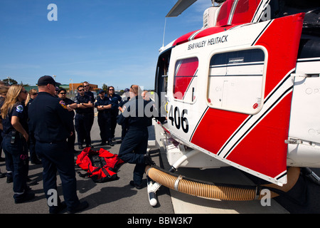 CAL FIRE Emergency Responder elicottero @ operazioni speciali di formazione con la California Highway Patrol, AMR & San Mateo EMT Foto Stock