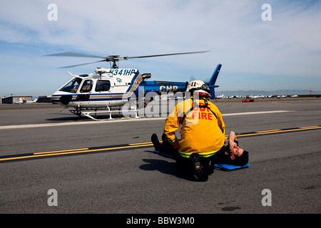 CAL FIRE Emergency Responder elicottero @ operazioni speciali di formazione con la California Highway Patrol, AMR & San Mateo EMT Foto Stock