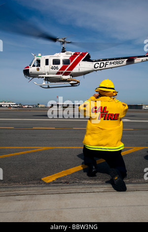 CAL FIRE Emergency Responder elicottero @ operazioni speciali di formazione con la California Highway Patrol, AMR & San Mateo EMT Foto Stock