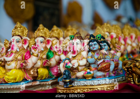 Gli idoli delle divinità, gesso di Parigi scultura decorativa sul Handicfafts in vendita in India Foto Stock