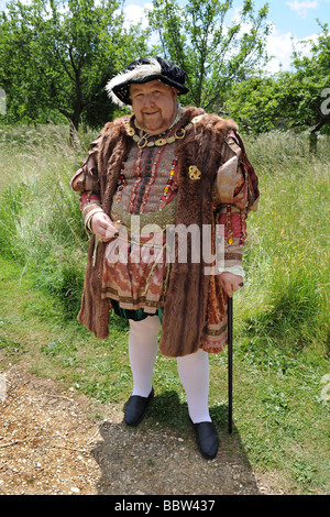 Enrico VII re d'Inghilterra essendo rappresentato dal modello in posa costume tudor Foto Stock