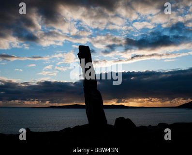 Mcleods pietra permanente sunset silhouette, guardando oltre il suono di Taransay, Isle of Harris, Ebridi Esterne, Scozia Foto Stock