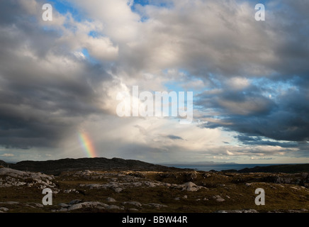 Rainbow su east coatline, Isle of Harris, Ebridi Esterne, Scozia Foto Stock