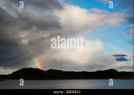 Rainbow su east coatline, Isle of Harris, Ebridi Esterne, Scozia Foto Stock