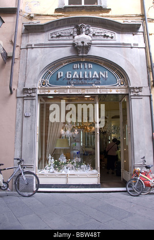 Art deco originale o facciata Liberty di Galliani shop in Lucca Foto Stock