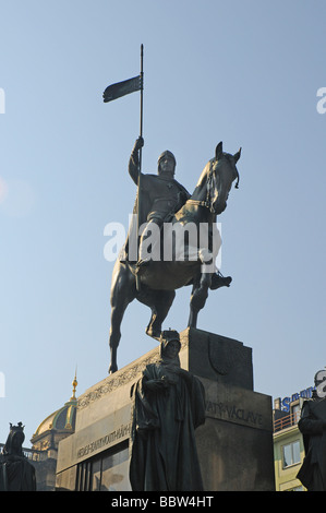 Piazza Venceslao a Praga la capitale della Repubblica ceca dominato dalla statua di San Venceslao Foto Stock
