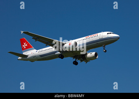 Air Malta un aeromobile di tipo Airbus A320 l'atterraggio all'Aeroporto di Gatwick, Inghilterra Foto Stock