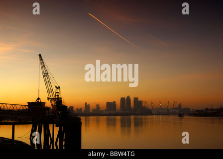 Vista di Canary Wharf e l'O2 Dome sul Fiume Tamigi con gru in primo piano da Woolwich raggiungere Londra, Inghilterra Foto Stock