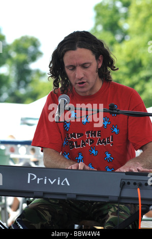 Uomo a suonare le tastiere e cantare a Leamington pace Festival, REGNO UNITO Foto Stock