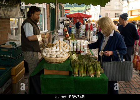 Mercato di vendita stallholder asparagi e aglio a Stroud Mercato degli Agricoltori Foto Stock