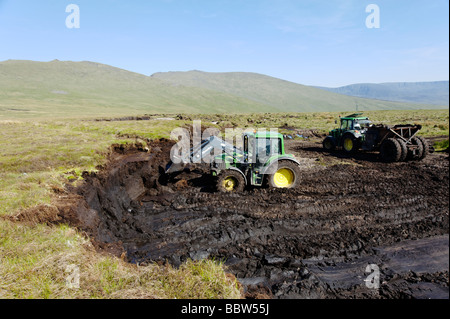 Scala grande scavo di torba con macchinari da un Bog nella contea di Tipperary che può essere utilizzato per il centro giardino concime Irlanda Foto Stock