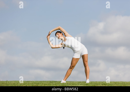 Donna che esercitano e bracci di estensione Foto Stock