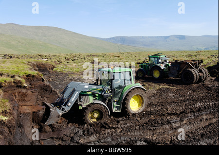 Scala grande scavo di torba con macchinari da un Bog nella contea di Tipperary che può essere utilizzato per il centro giardino concime Irlanda Foto Stock