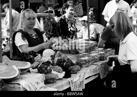 Aprire il mercato, Dolac, Zagabria, Croazia Foto Stock