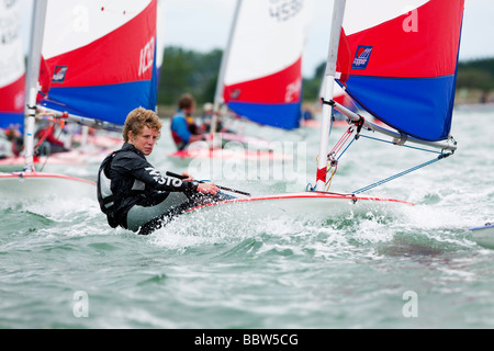 Topper dinghy racing nel porto di Chichester Foto Stock