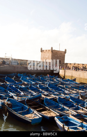 Il Marocco port du skala fort fortificazione fortezza vecchia architettura antiche rovine medievali bastioni di pietra a ponte di barche da pesca fi Foto Stock