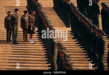 Ispezionare gli ufficiali di un passante-out parade di nuove reclute della British Royal Gurkha reggimento al loro campo di Pokhara in Nepal Foto Stock