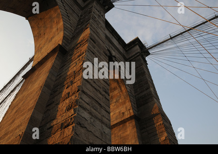 Uno di pietra che sostiene le torri del ponte di Brooklyn che collega di Manhattan e Brooklyn Foto Stock