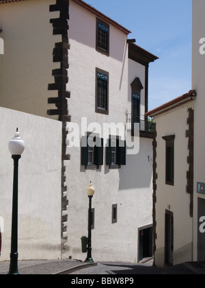 Tradizionale in bianco e nero case in un vicoletto dal Avenida do Infante al fronte mare, Funchal, Madeira Foto Stock