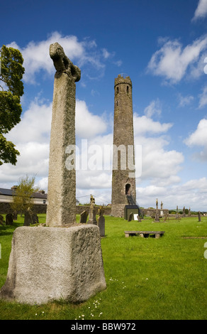 Xii secolo torre rotonda e elevata Cross, St Brigid CI della Cattedrale, Kildare Town, Co Kildare, Irlanda Foto Stock