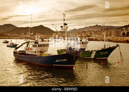Barcos de Pesca en el Puerto Pesquero Castro Urdiales Cantabria España barche da pesca nel porto di pesca di Castro Urdiales Foto Stock