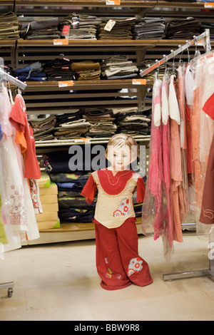 Abbigliamento per bambini manichino in Afra Alisveris Merkezi centro commerciale per lo shopping nel centro di Khartoum Foto Stock