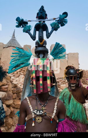 Africa Africa Occidentale Mali Paese Dogon Bandiagara scarpata mascherata cerimoniale ballerini Dogon vicino Sangha Foto Stock